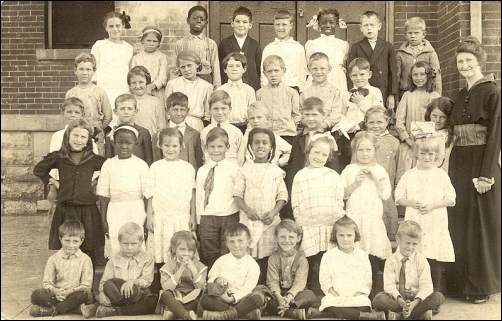 The Highland Park Grade School in 1916: black and white children mingled together, being children